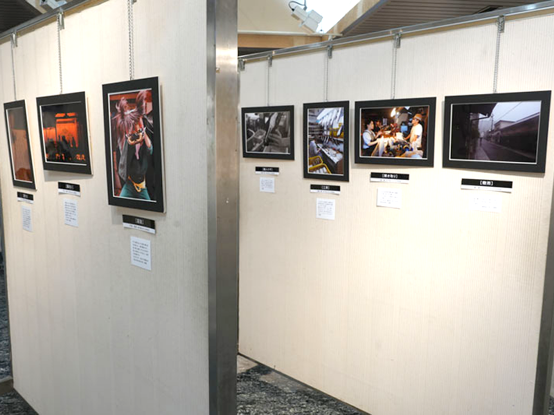 作品の展示(左側の手前が戸田さんの作品、右側の奥が矢嶋教授の作品)