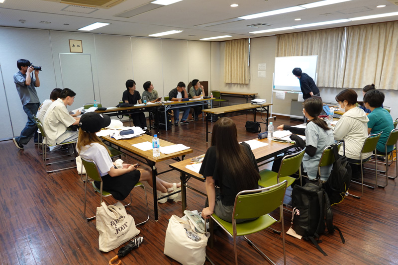 発表の様子を撮影するゼミ生