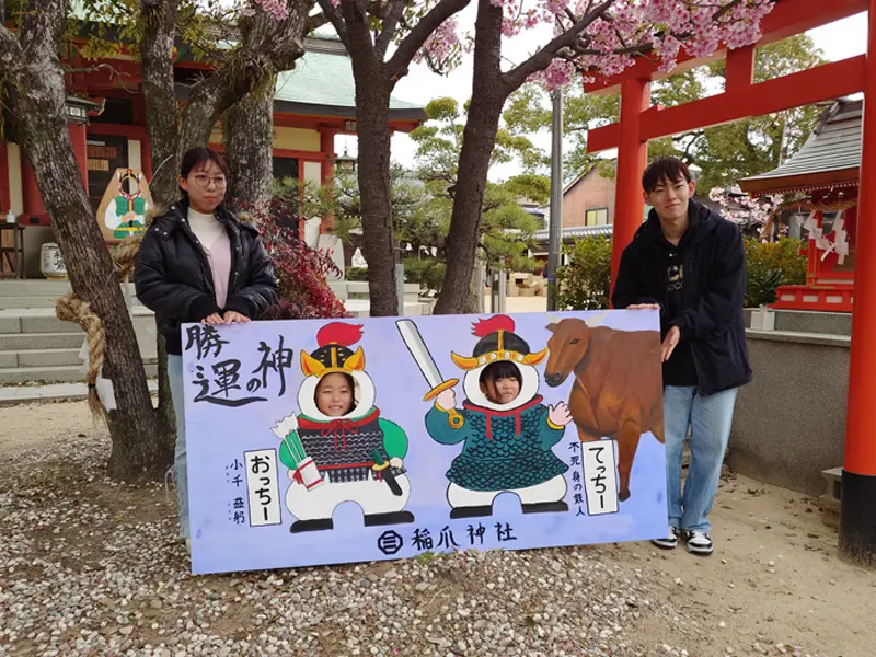 完成した子ども向け顔出しパネルを奉納した美術部員ら（パネルの中は稲爪保育園児）