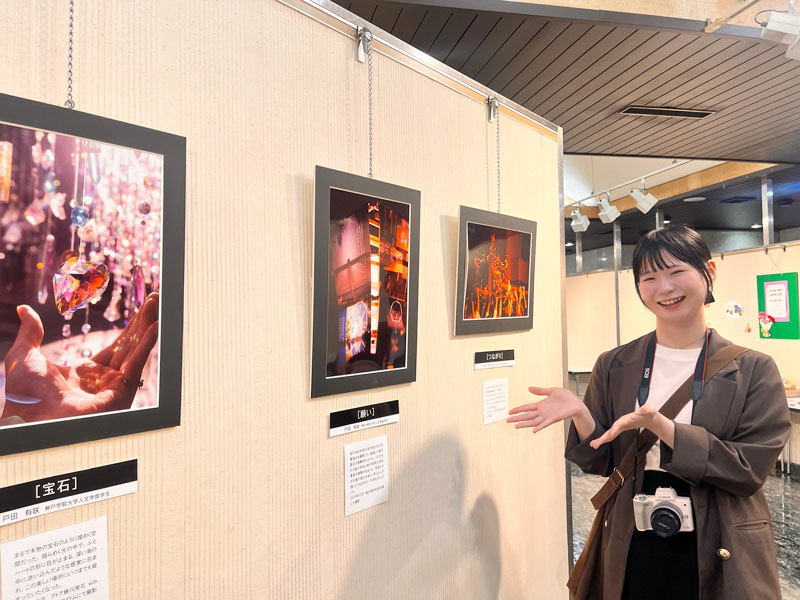 出品した作品を紹介する人文学部生の戸田さん