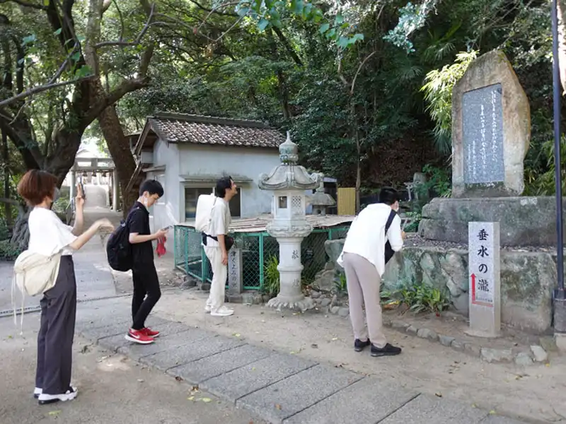 垂水神社境内の垂水の滝と万葉集の歌碑を見学