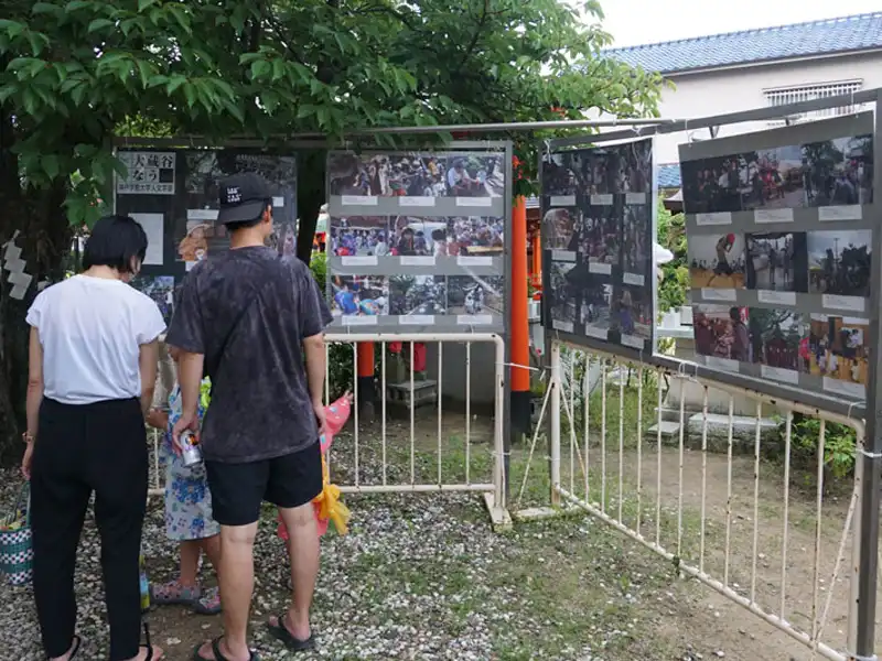 地域研究センターが境内で実施した写真展を見る人たち