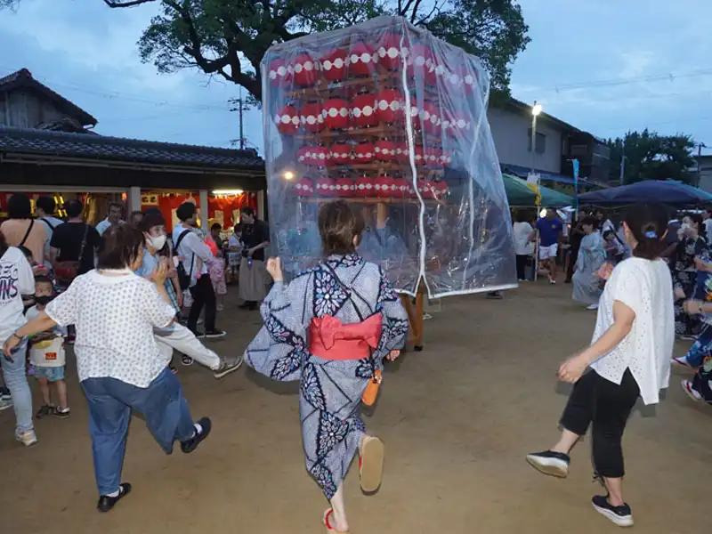 境内で盆踊りが実施されたのは初めてという。明石音頭と稲爪音頭が踊られた