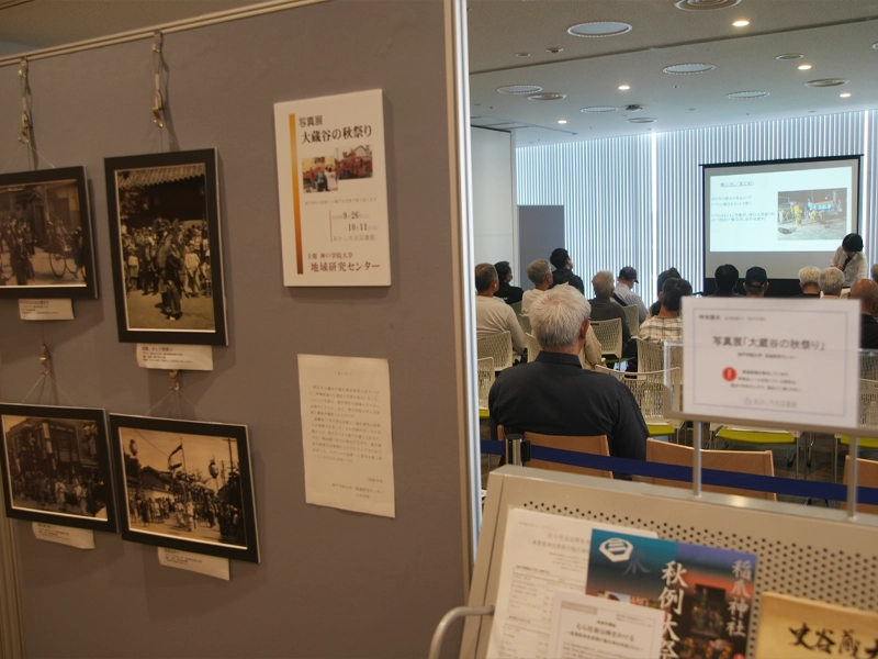 写真展開催期間中に実施された人文学部の三田准教授による講演(右奥)