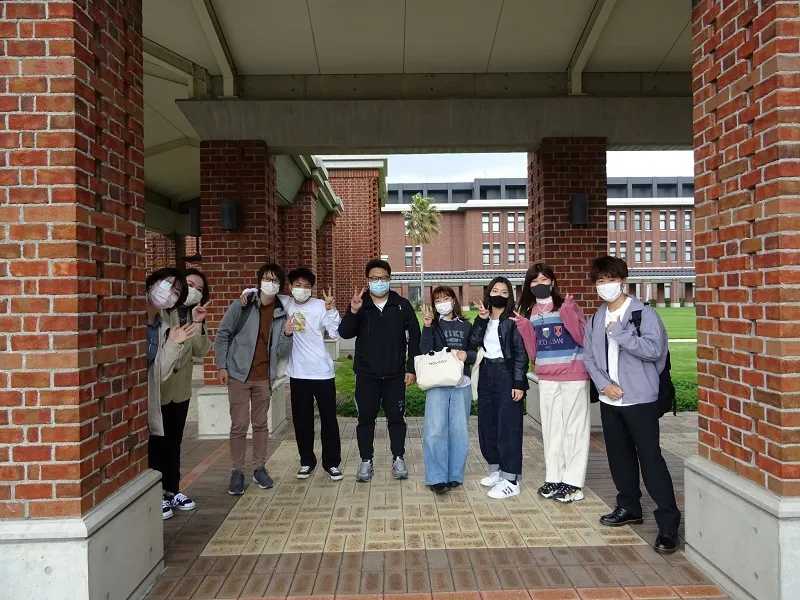 うちとけて笑顔のSAと留学生