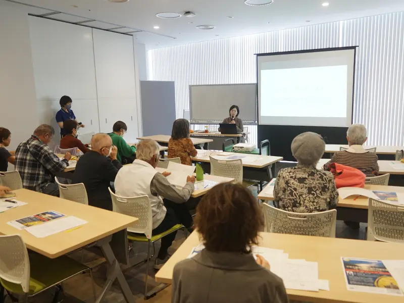 鈴木講師の講演を聴く参加者ら