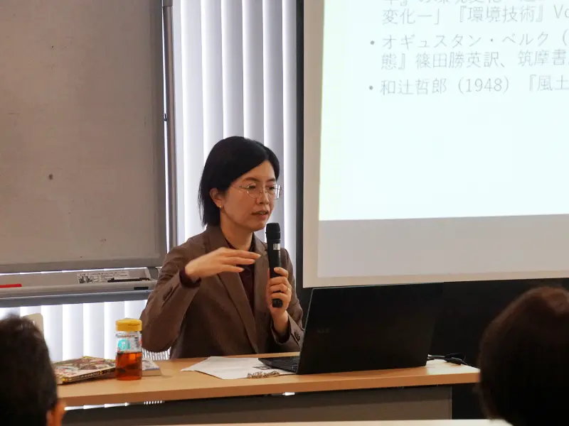 講演する鈴木講師