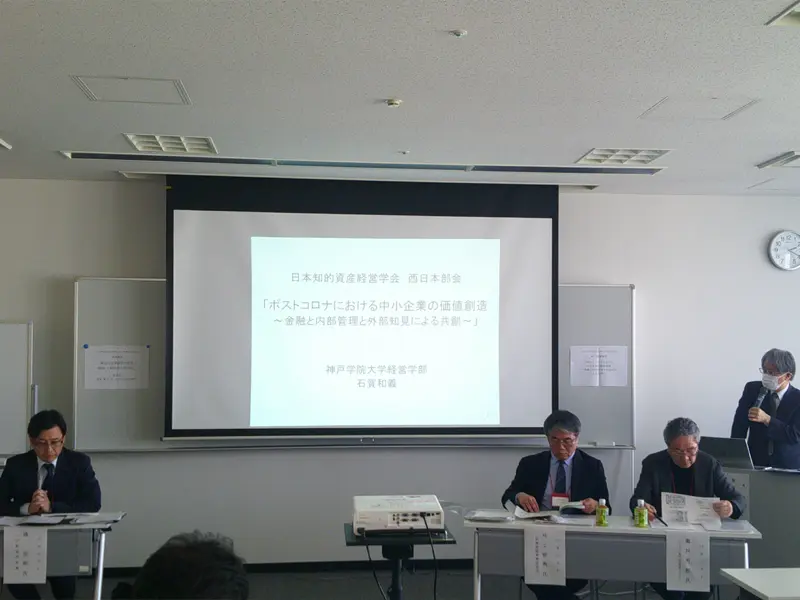 パネルディスカッションの座長として発言する石賀教授(右端)