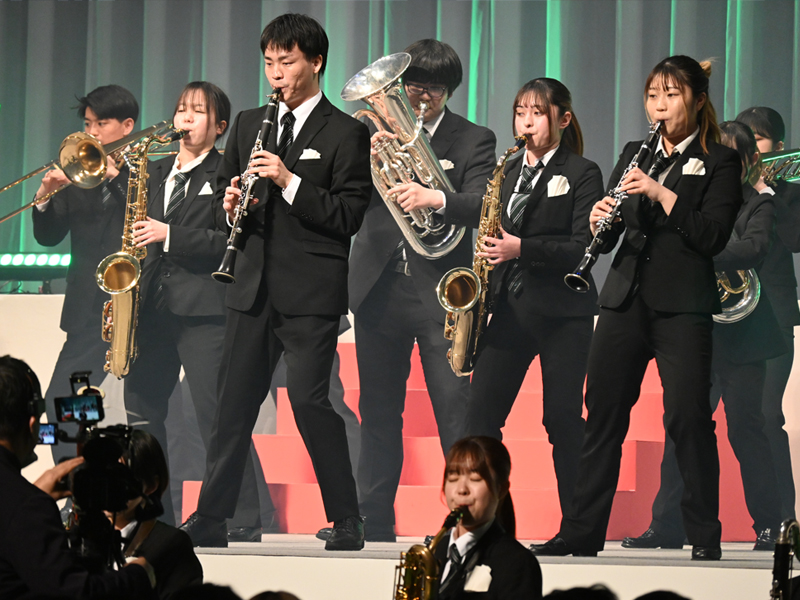 軽快に演奏する吹奏楽部