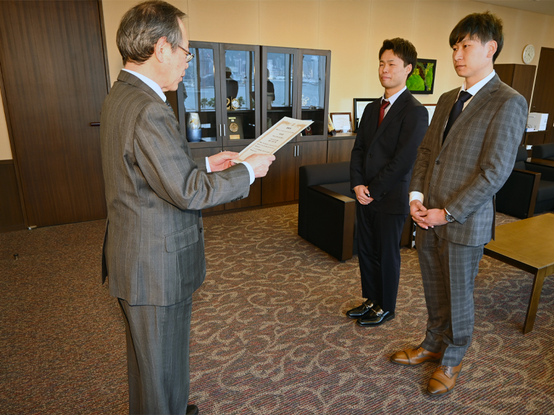 菊川裕幸講師(右端)に特別賞の表彰状を授与する中村学長
