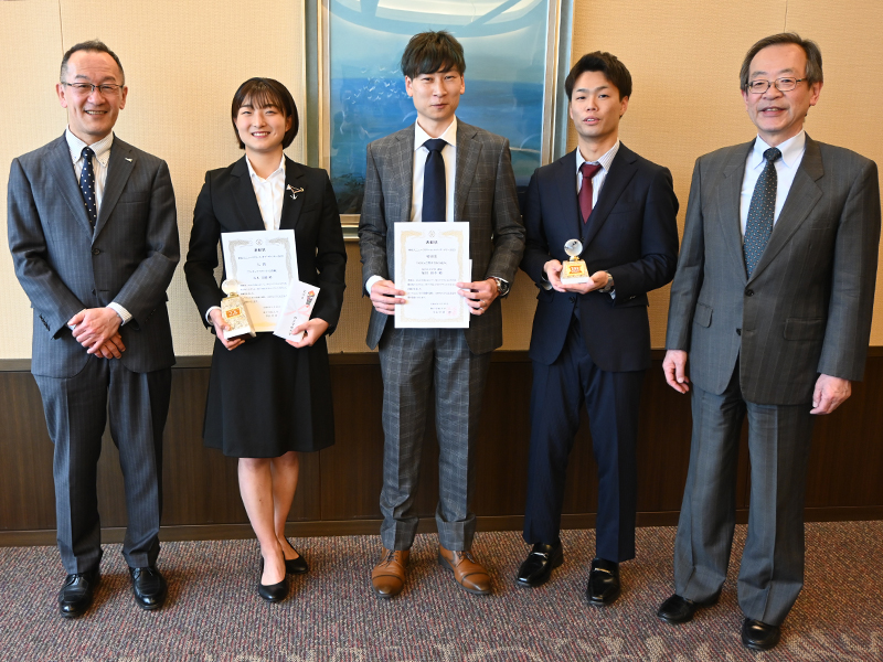 (左から)生田卓也副学長、坂本さん、菊川講師、安井大介さん、中村学長