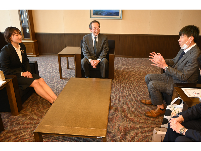 中村学長と懇談する表彰者
