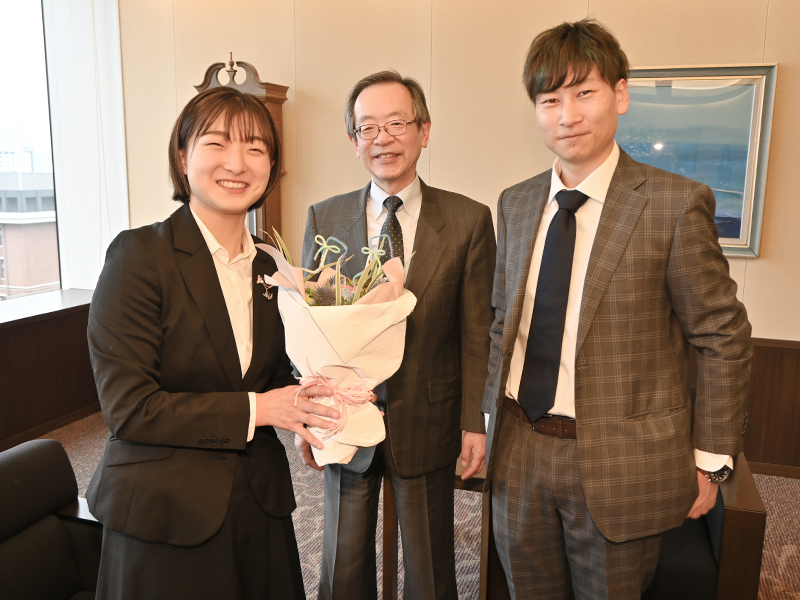 菊川講師(右)からサプライズの花束を贈られ、笑顔の坂本さん(左)