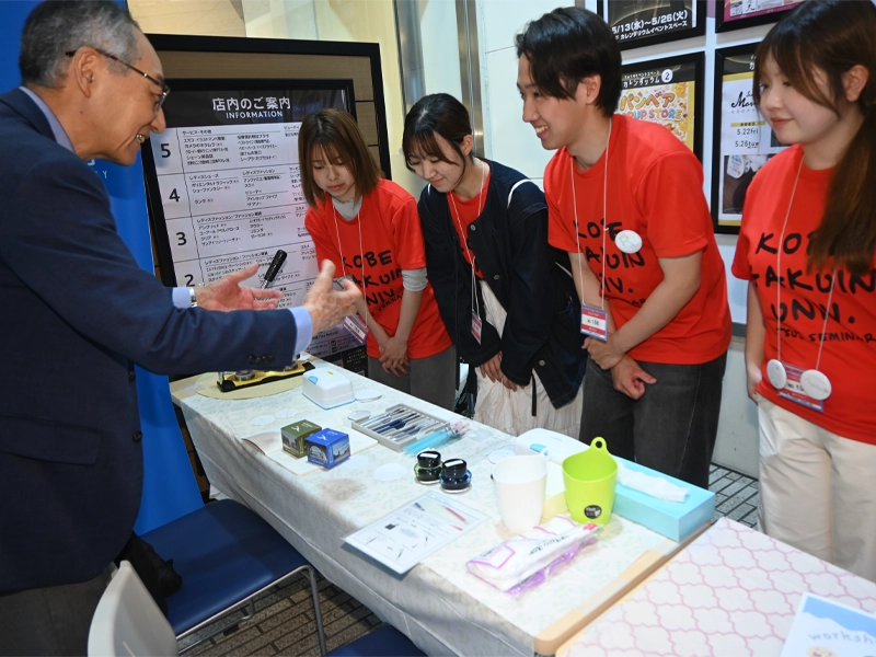ナガサワ文具センターの竹内さんから説明を聞く辻ゼミ生