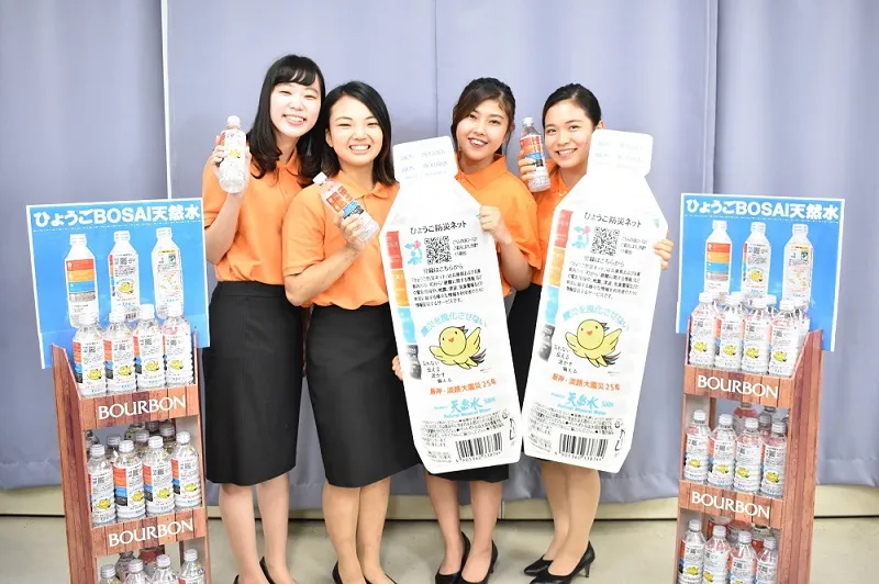 記者会見後の写真撮影でマスコミ対応も堂々と
