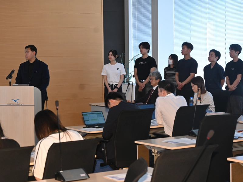 発表する経営学部の石賀ゼミ生