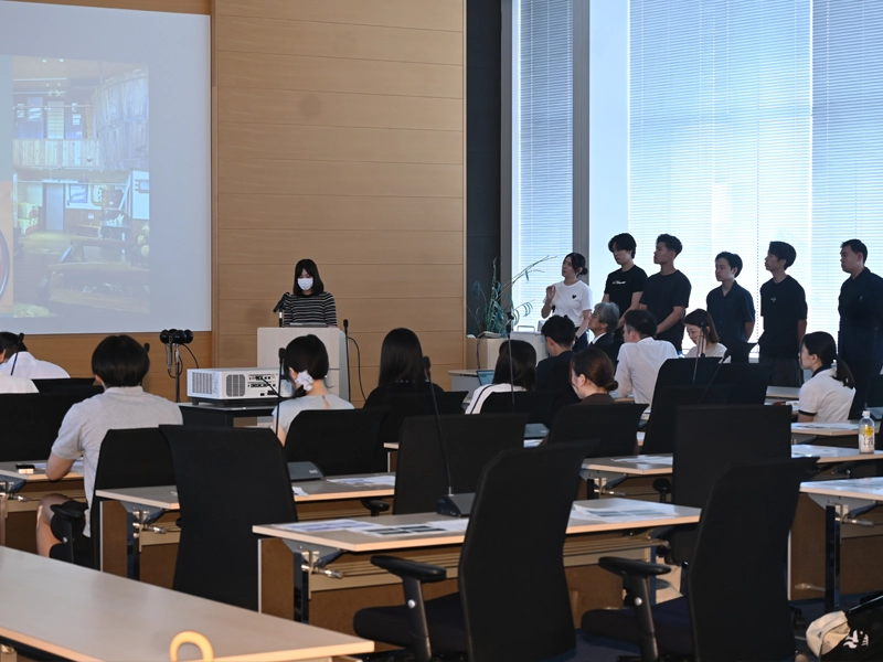 発表する経営学部の石賀ゼミ生