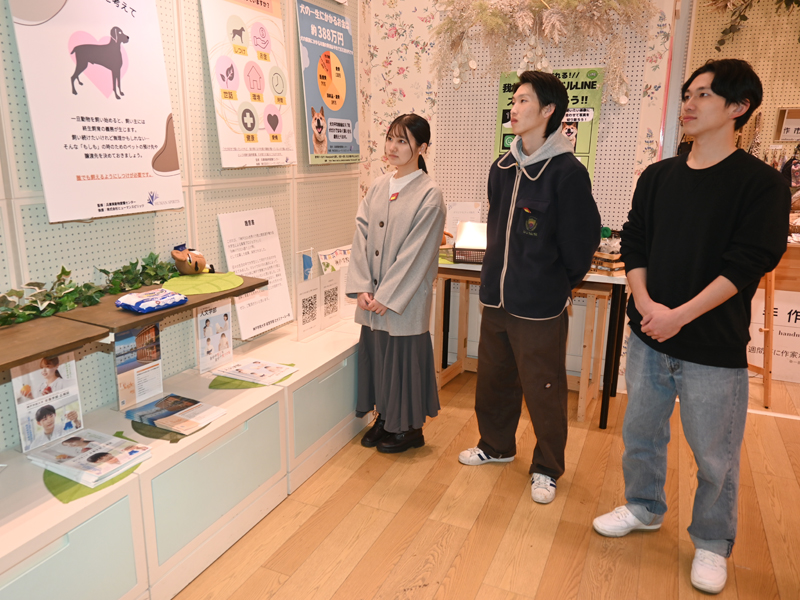 展示を見る辻ゼミ生ら
