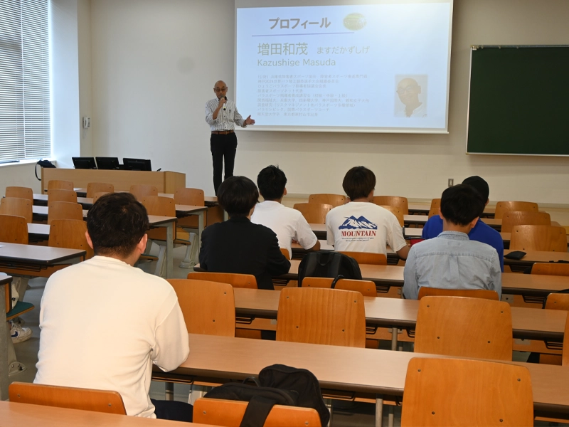 増田さんの講演を聞く学生