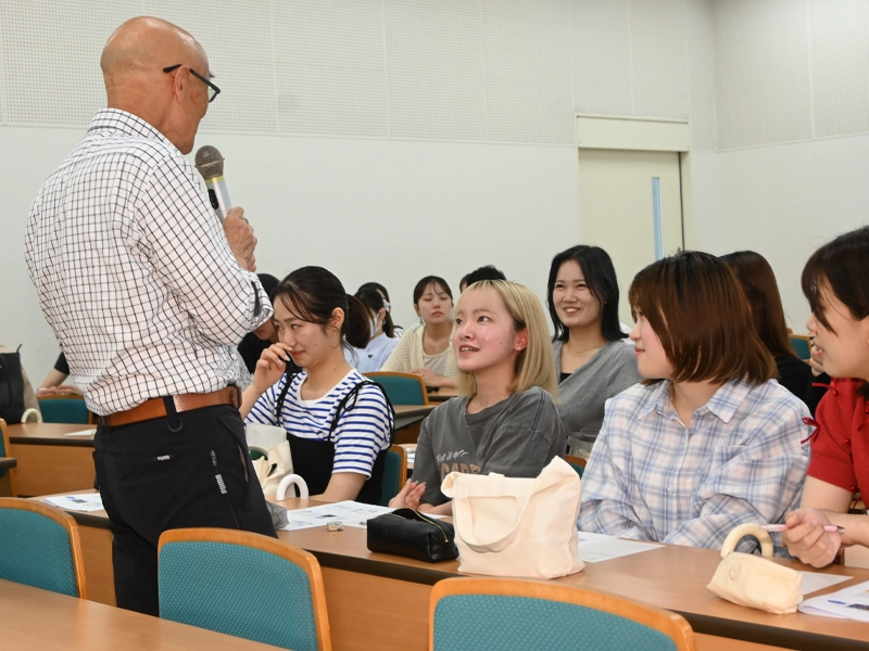 学生と対話する増田さん