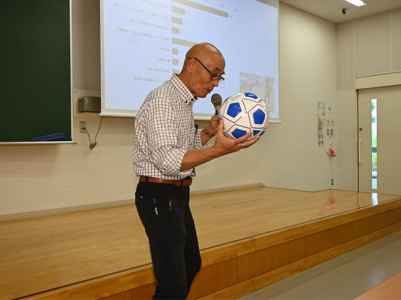 動くと音がするサッカーボールを見せる増田さん