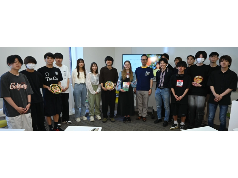 アナスタシアさんと高見さんを囲んで記念撮影する岡部ゼミ生