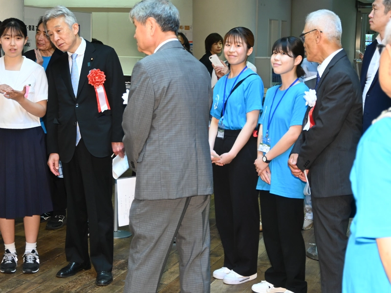 盛山文科相(左から2人目)を案内した古溝理事長(右隣)、本田さん(1人おいて右隣)ら