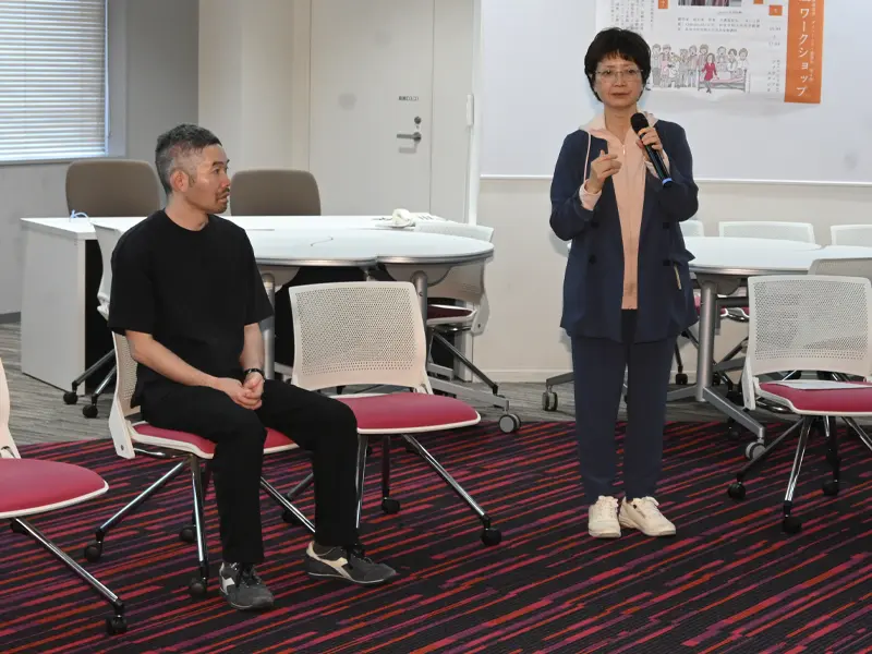 開会あいさつする中山室長(左は菅原さん)