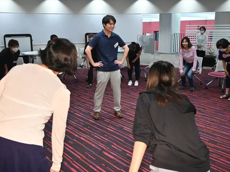 「将軍ゲーム」は将軍役の指示で体の部位を指差し