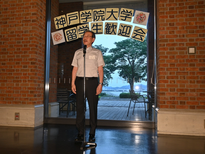 開会あいさつする中村学長