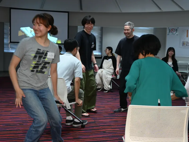 「椅子取り鬼」で盛り上がる参加者ら
