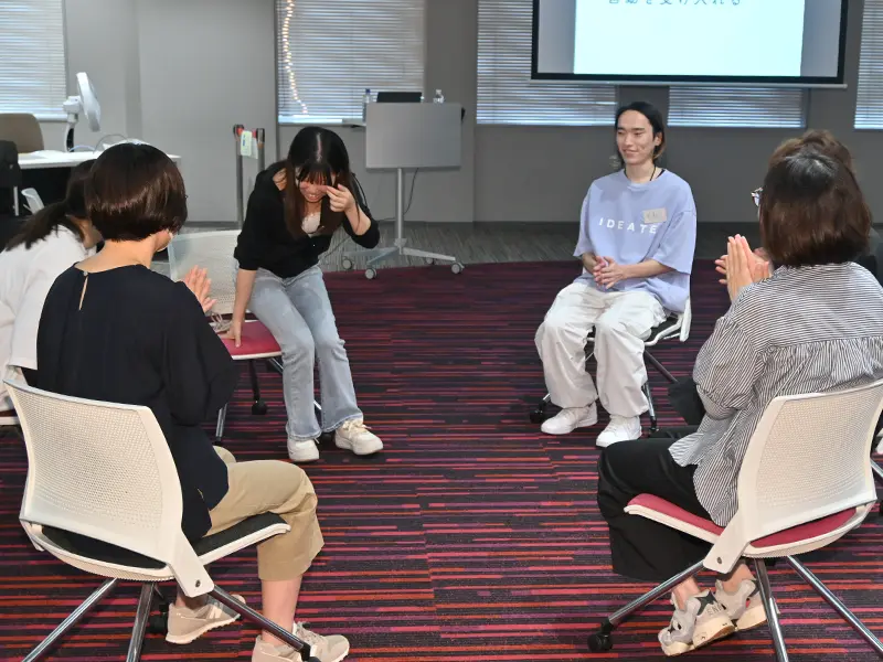 脈絡のないことを言う人の話を肯定するか否定するか。認知症の人との関わり方をゲームで考えてみました