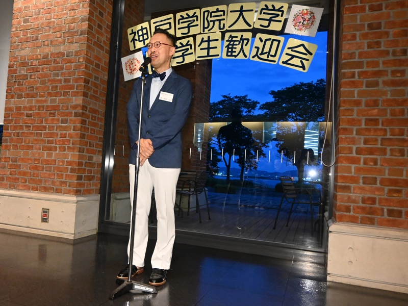 閉会あいさつする国際交流センターの岡部所長