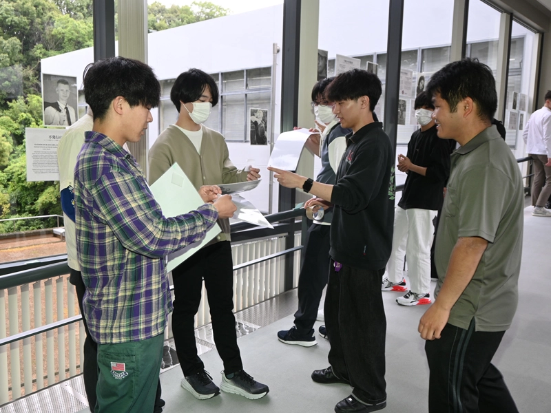 展示の準備を手伝う経済学部の学生たち