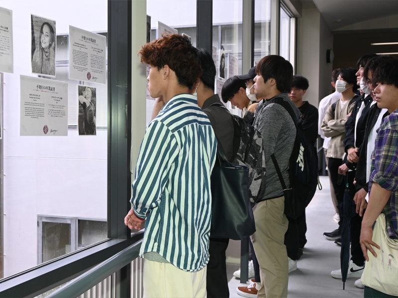展示を見る学生たち