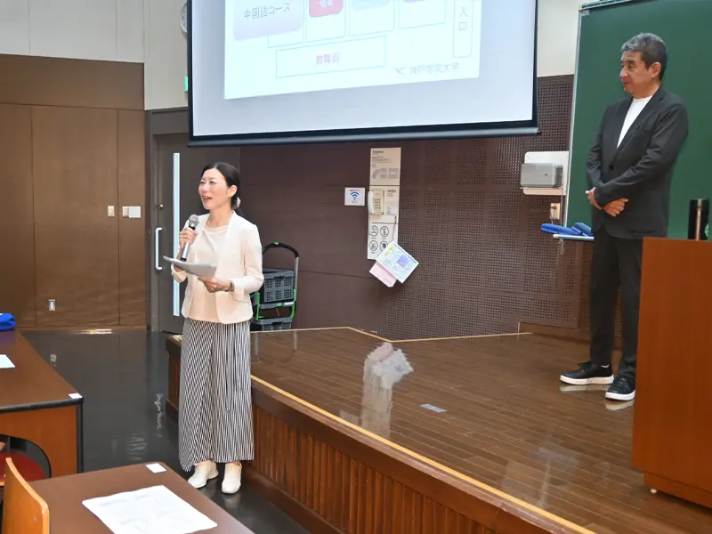橋本さんを紹介する大濱慶子学部長