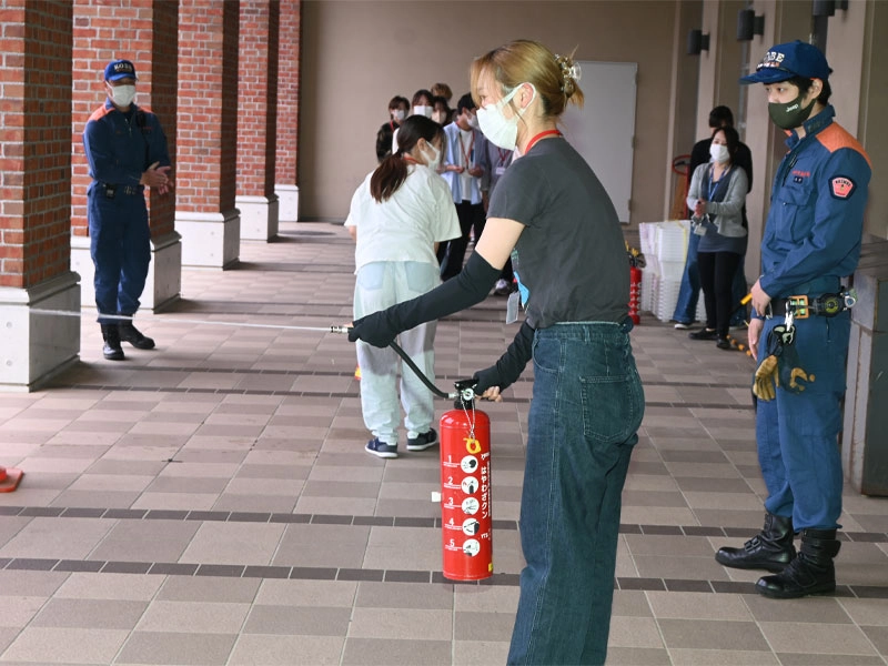 薬学部2年次生が神戸市消防局と連携して防災講義と実習に取り組んでい 