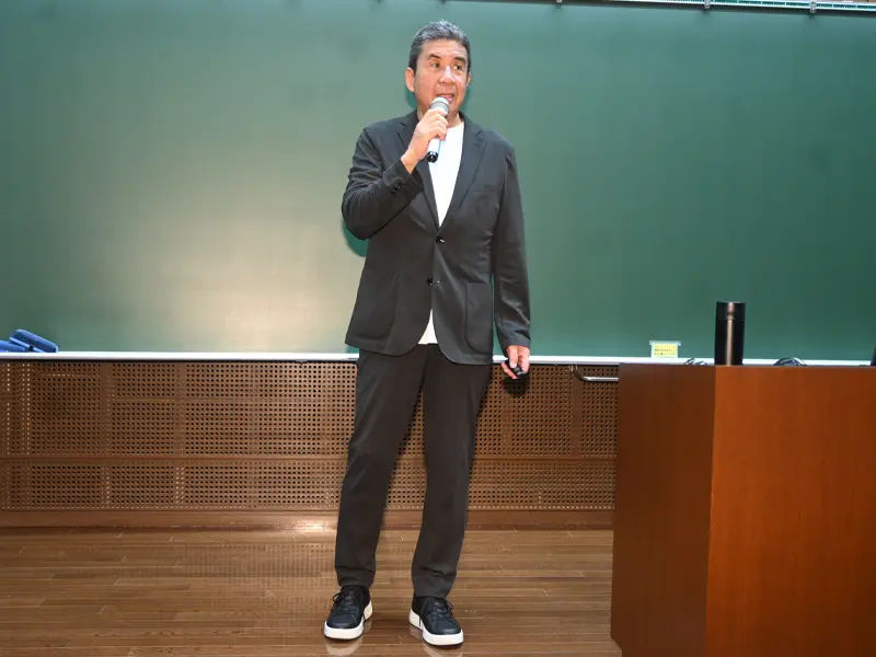 特別講義する橋本雅至さん