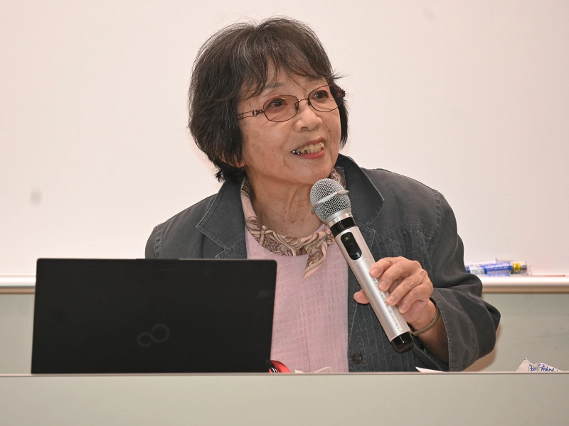 笑顔で講演する吉村さん