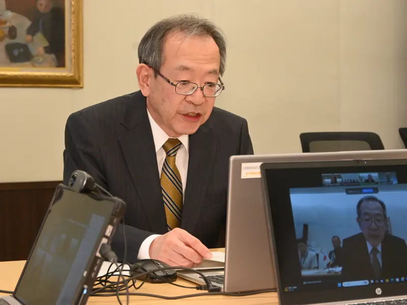 あいさつする中村学長