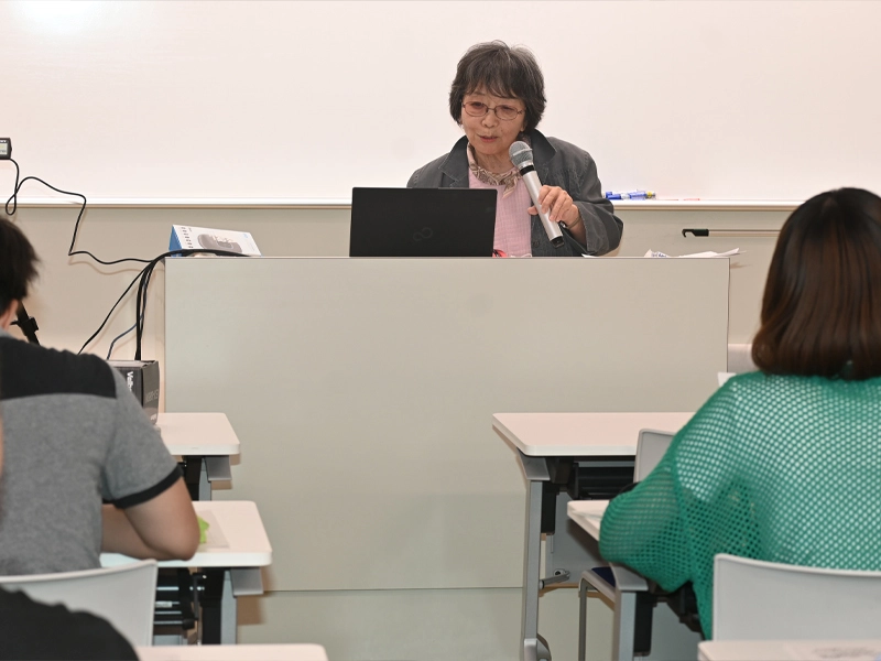 中国国際放送の歴史を伝える吉村さんの講演