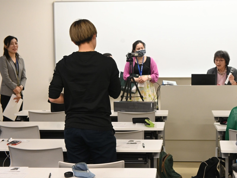 日本語部の皆さんに質問する学生