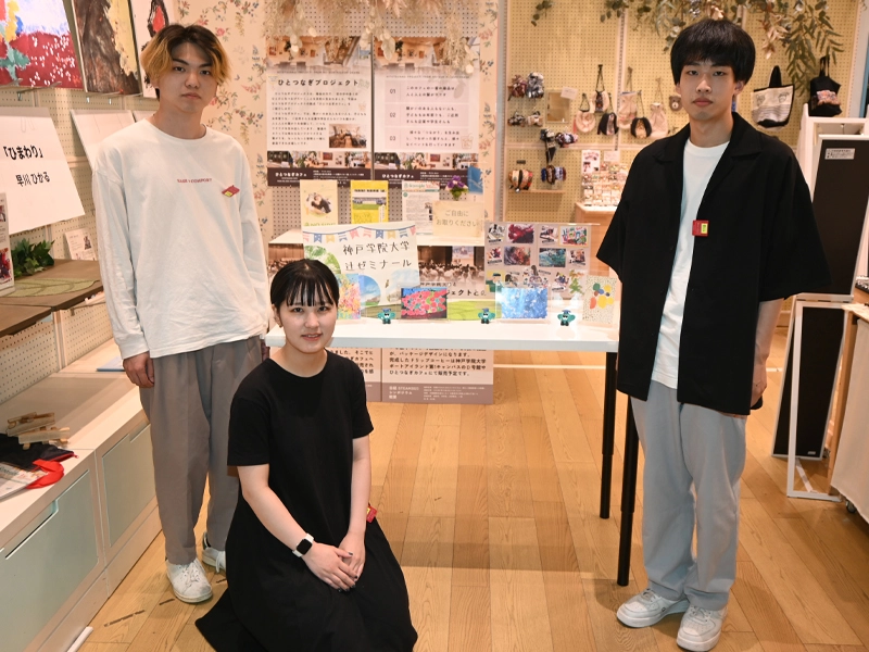企画展示のレイアウトを終えた辻ゼミ生ら