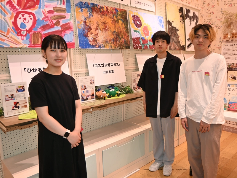 展示するアート作品を紹介する辻ゼミ生ら