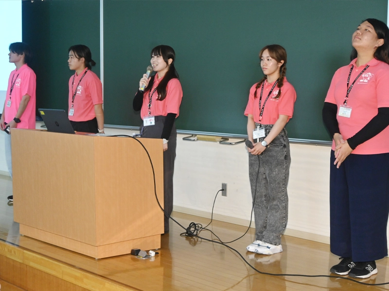 在学生による“ホンネ”トークであいさつする学生