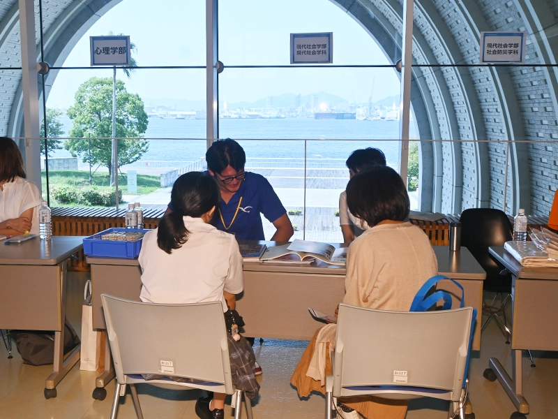 相談コーナーの背景には神戸港の青い海