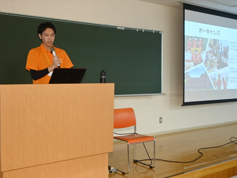 現代社会学部社会防災学科の学部紹介で自身の活動について話す濱﨑亮太さん