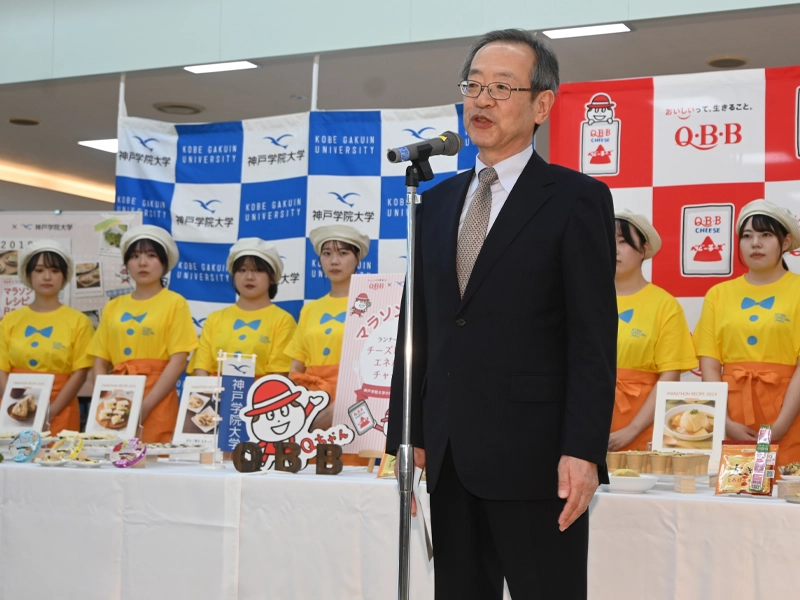 開会のあいさつをする中村学長