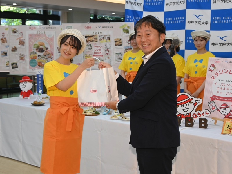 塚本社長からの副賞の贈呈