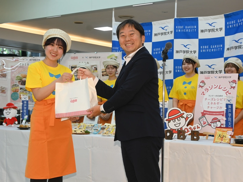 塚本社長からの副賞の贈呈